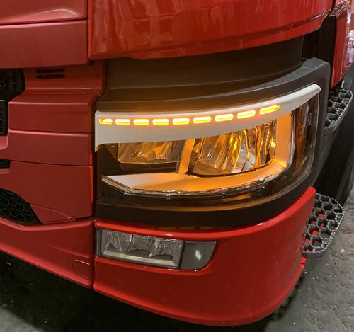 Wykończenie lamp przednich brewki Scania S&R 2016- z wycięciem przerywanym do reflektorów LED, nr kat. 1444014S22